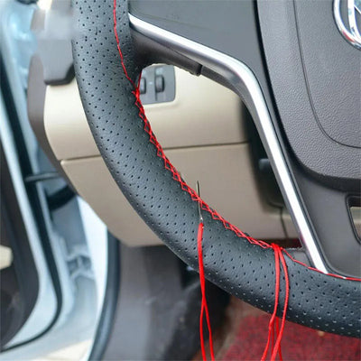 Lenkradbezug Kunstleder mit Nadel und Faden – SwissGlanzGarage Autopflege Schweiz