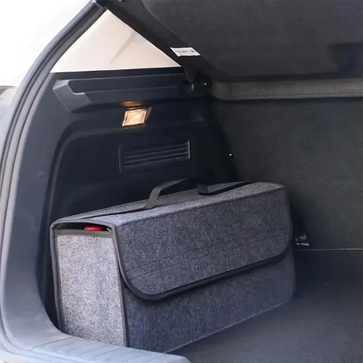 Dunkelgraue Kofferraum-Aufbewahrungsbox – SwissGlanzGarage Autopflege Schweiz