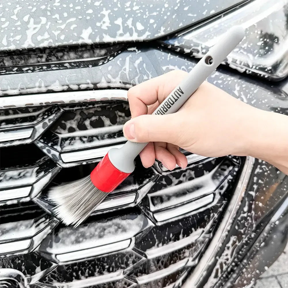 Felgenbürste mit dichten Borsten – SwissGlanzGarage Autopflege Schweiz