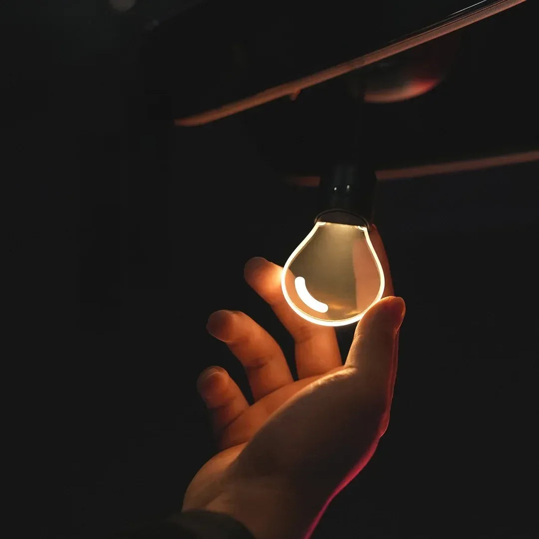 Elegante LED Pendelleuchte für Auto – SwissGlanzGarage Autopflege Schweiz