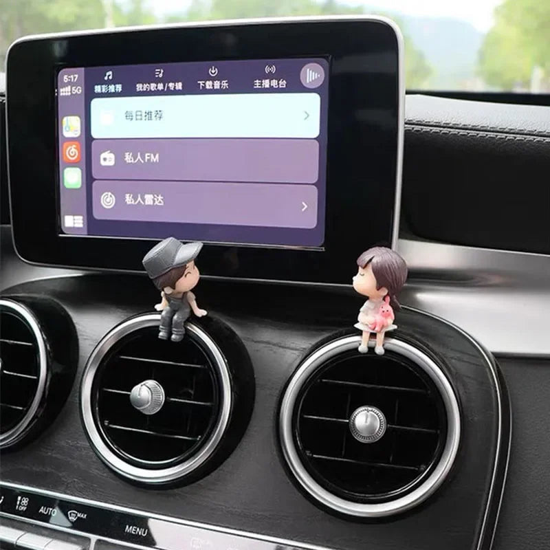 Süsses Cartoon-Pärchen Auto-Dekoration – SwissGlanzGarage Ansicht 4