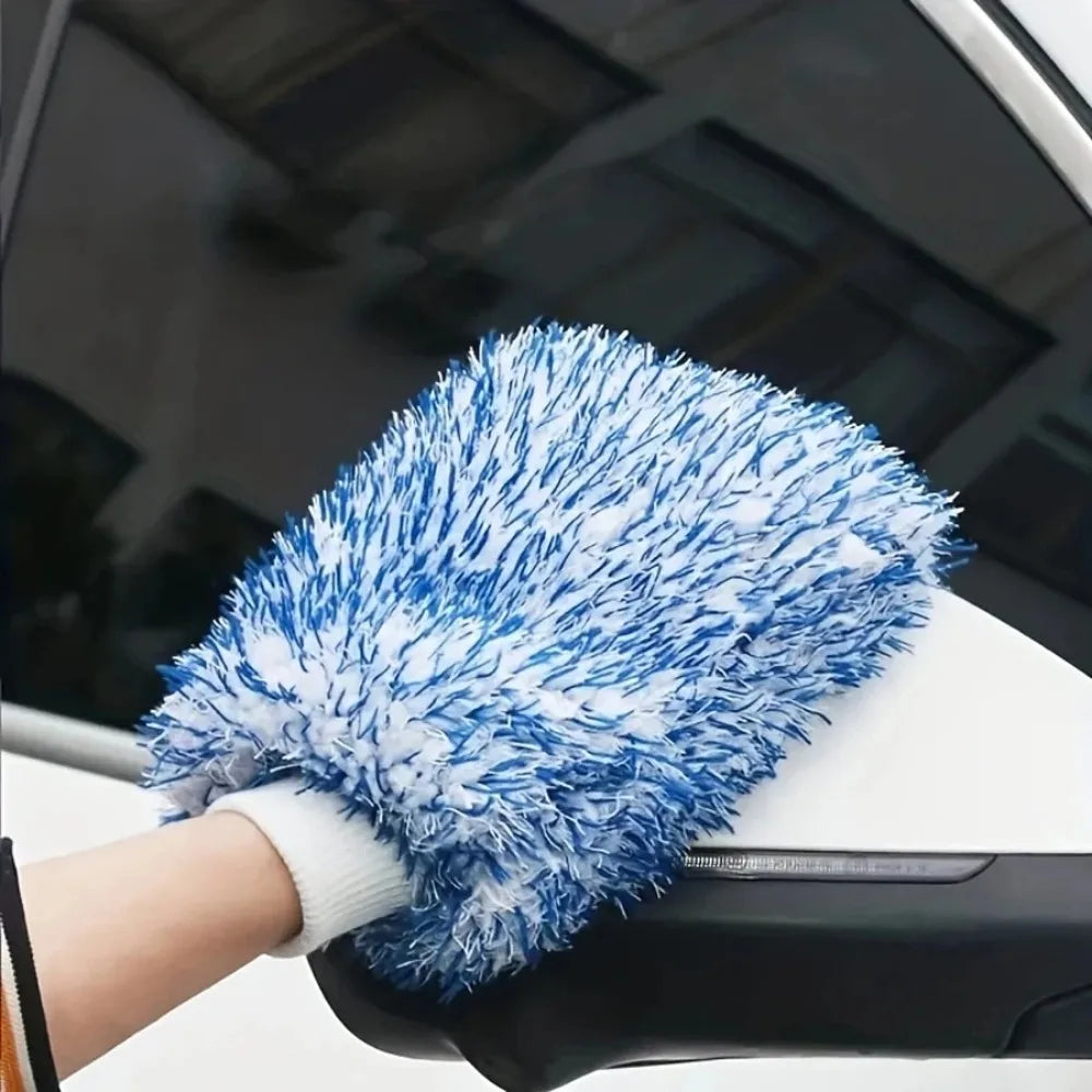 Ein Nass- und Trockenwaschhandschuh, der Ihr Auto sowohl bei nassen als auch bei