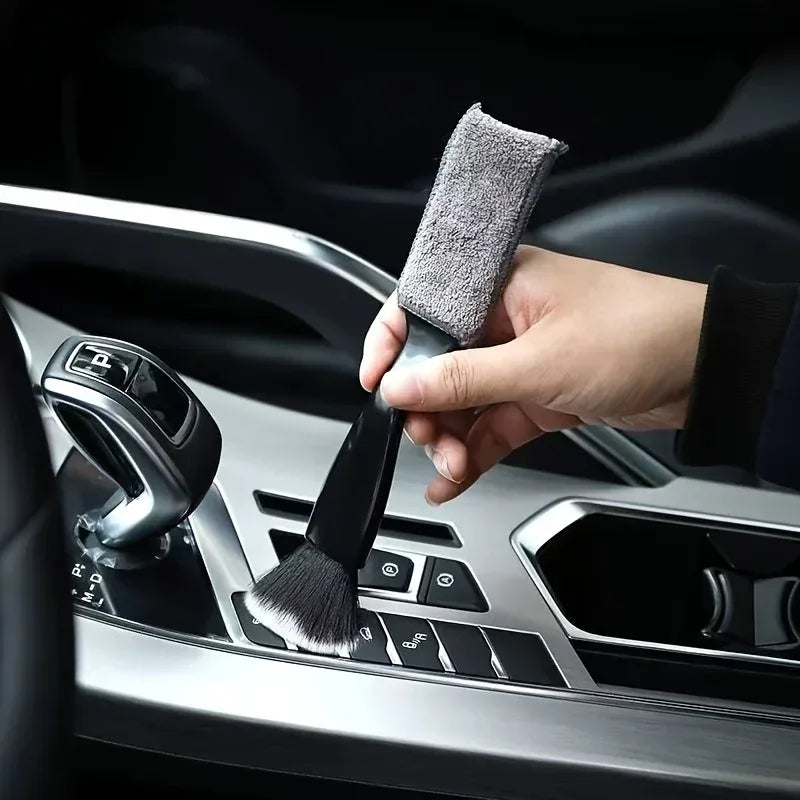 Innenraum-Bürste für präzise Reinigung – SwissGlanzGarage Autopflege Schweiz
